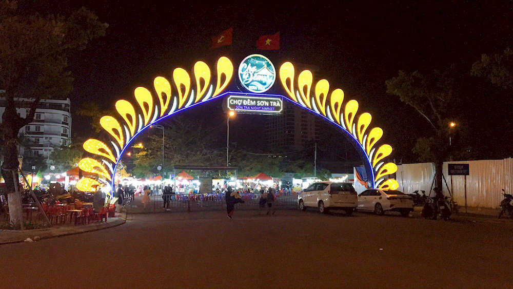 Cổng chợ đêm Sơn Trà đông đúc du khách tham quan